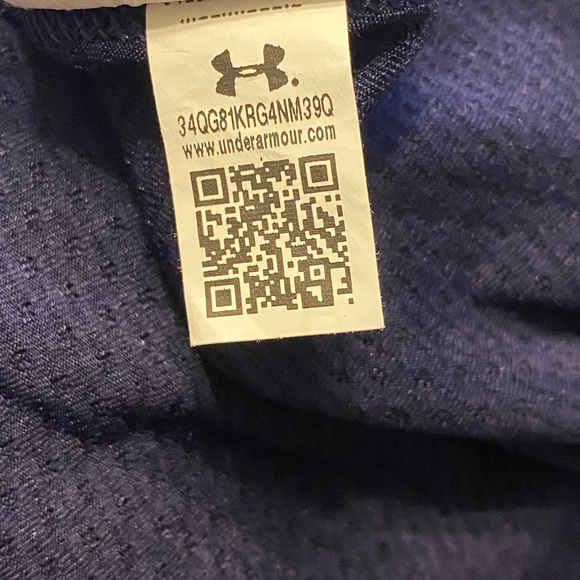 Under Armour Sports Top Size Medium - Picture 7 of 11